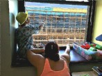 Criança procura Wally na construção. Foto: Reprodução/Facebook